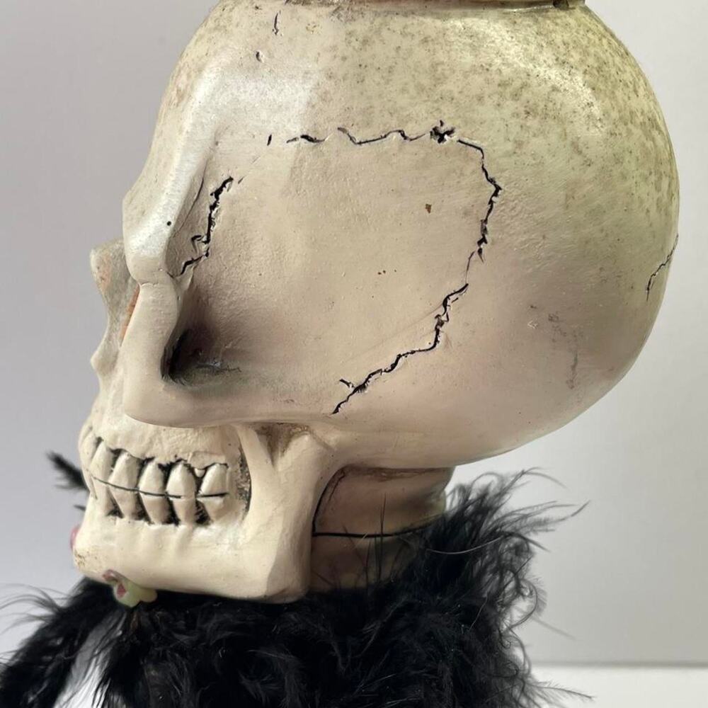 Gothic glamour skull with red eyes - Picture 3 of 5